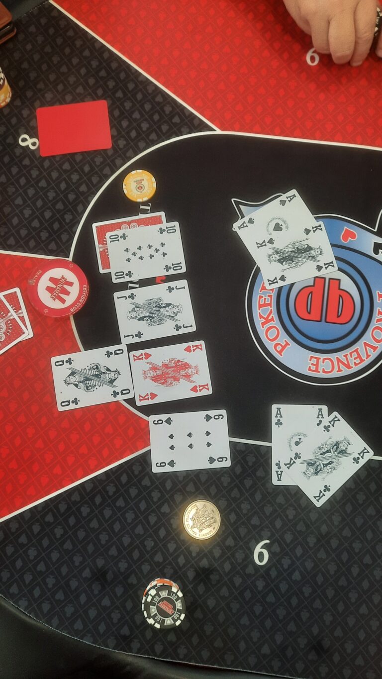 1ere manche de la saison et deja une Quinte Flush Royale